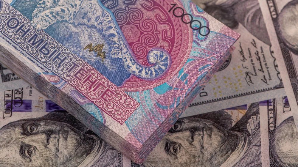 Нацбанк начнет продавать доллары равномерно по новому механизму