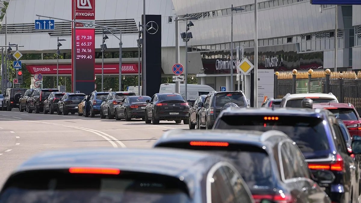 Украинские дроны и топливный кризис: удары по НПЗ и флоту