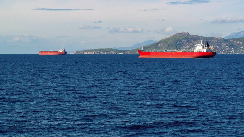 Два танкера с саудовской нефтью развернулись в Красном море после блокады хуситов