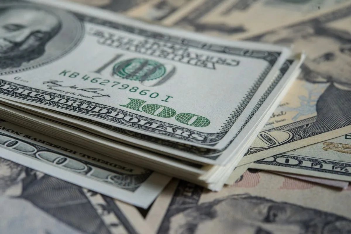 Доллар подорожал на 9,85 тенге на KASE 24 июля