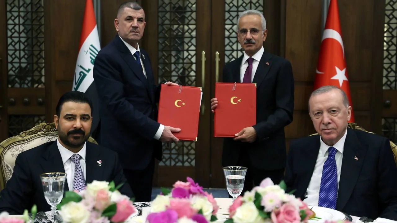 Iraqi minister refuses to sign Development Road deal during Erdogan visit, then relents