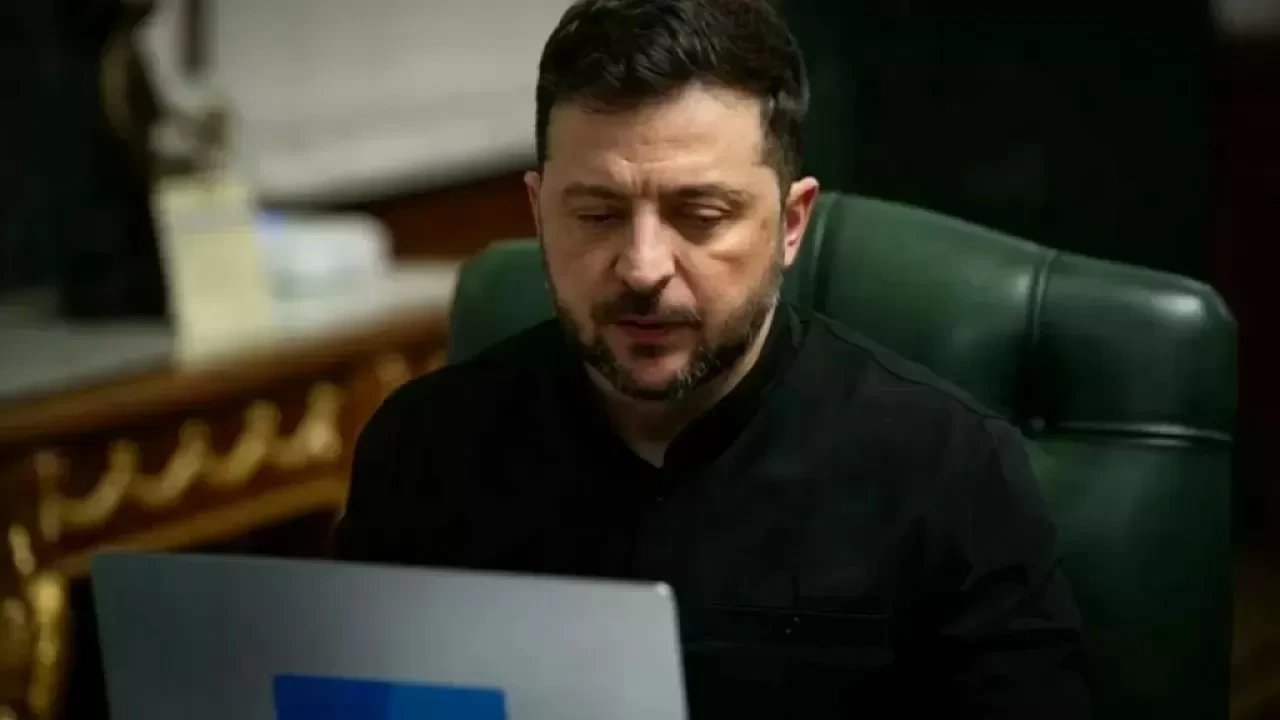 Зеленский подтвердил атаки Украины на судно Росатома и три НПЗ в Башкортостане
