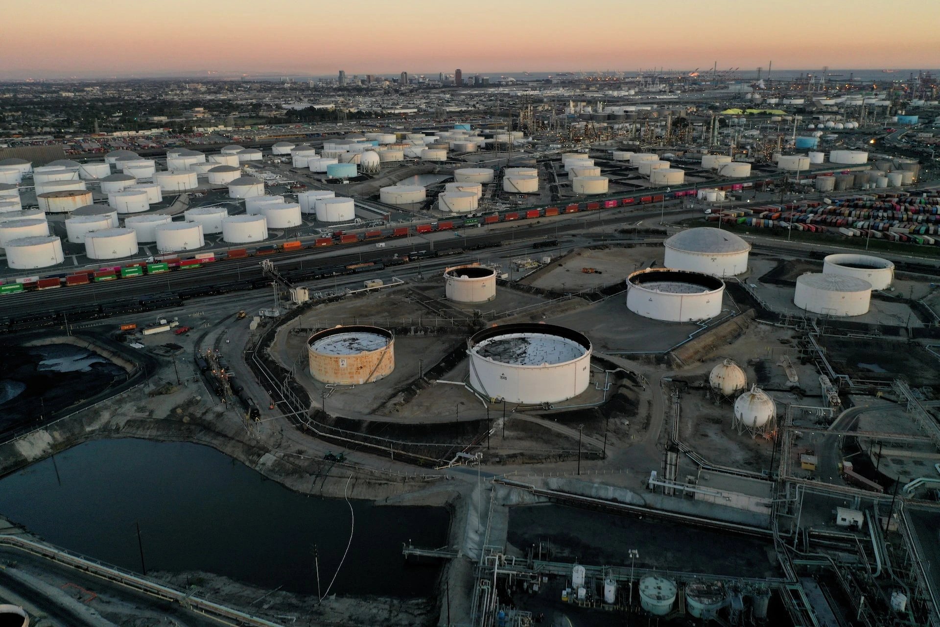 Shell и Exxon предупреждают о нехватке топлива в мире из-за падения мощностей НПЗ на 10%