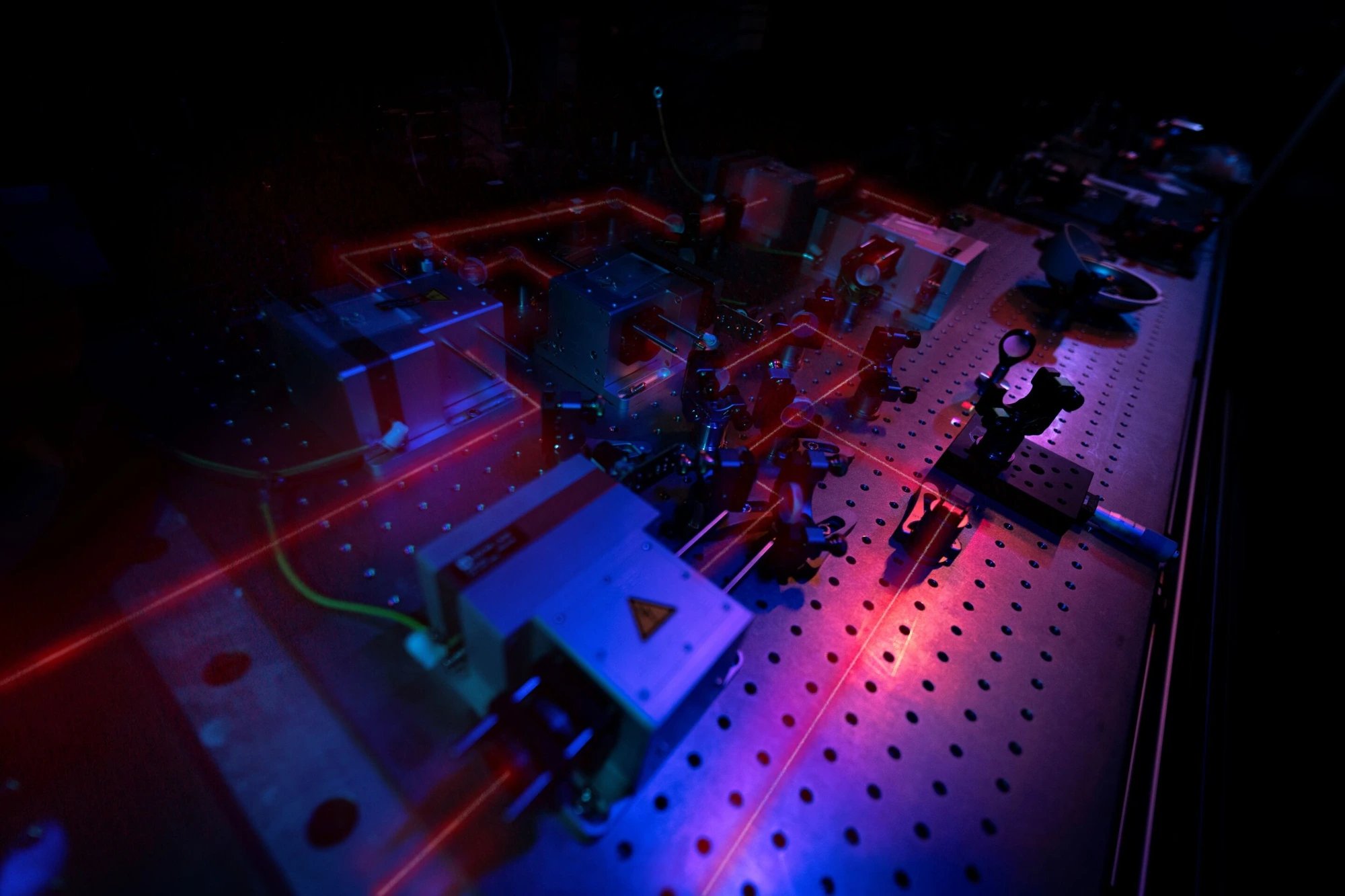 Imperial College researchers unveil Clavina reconfigurable quantum processor in Nature Photonics