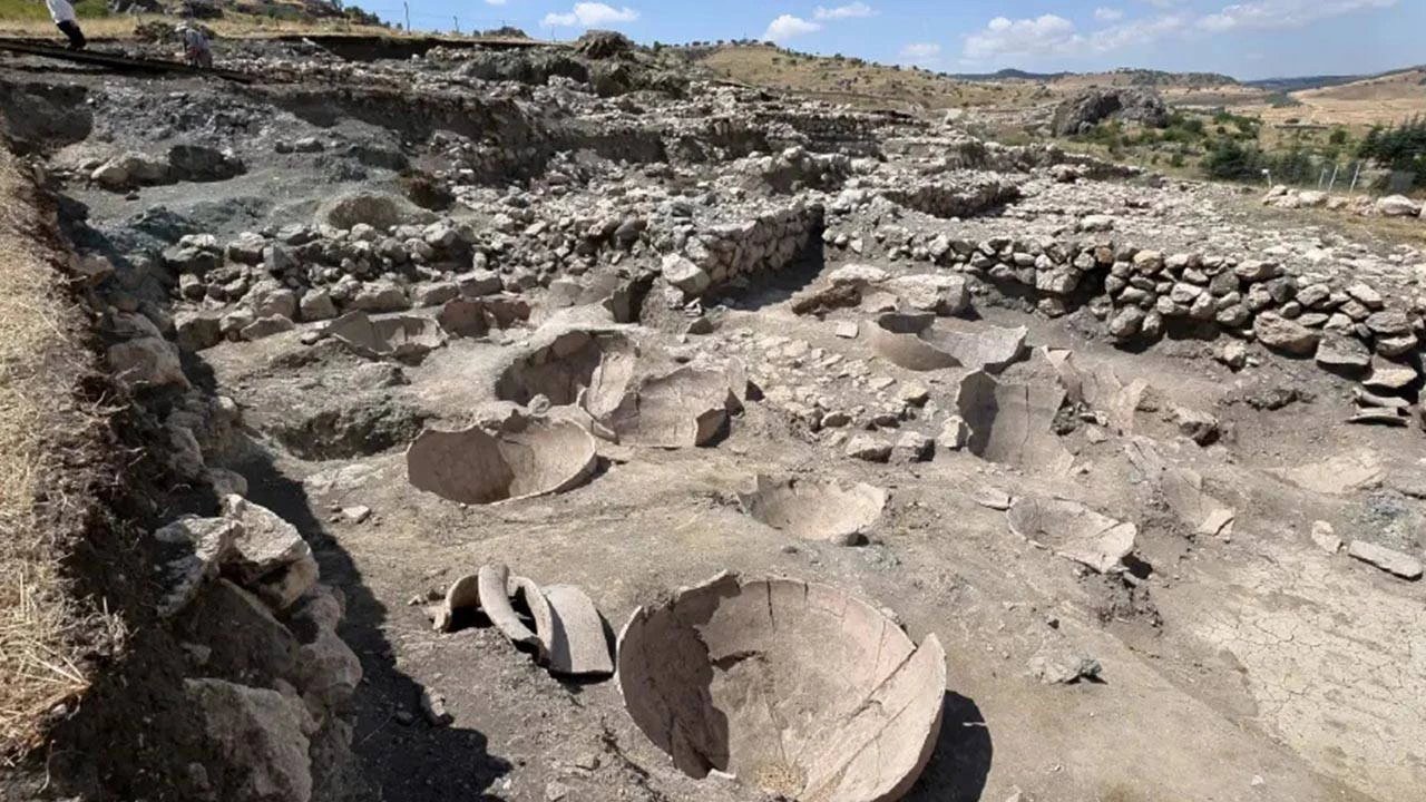 German Archaeological Institute team unearths 3,800-year-old storage center at Hattuşa