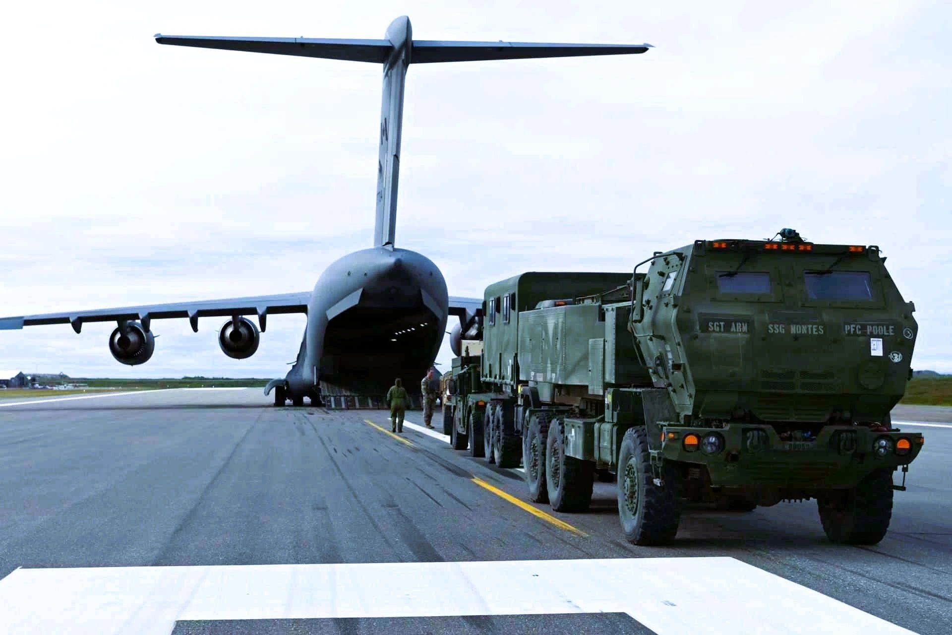 Canadian CC-177 airlifts U.S. HIMARS to Nome in Arctic operation