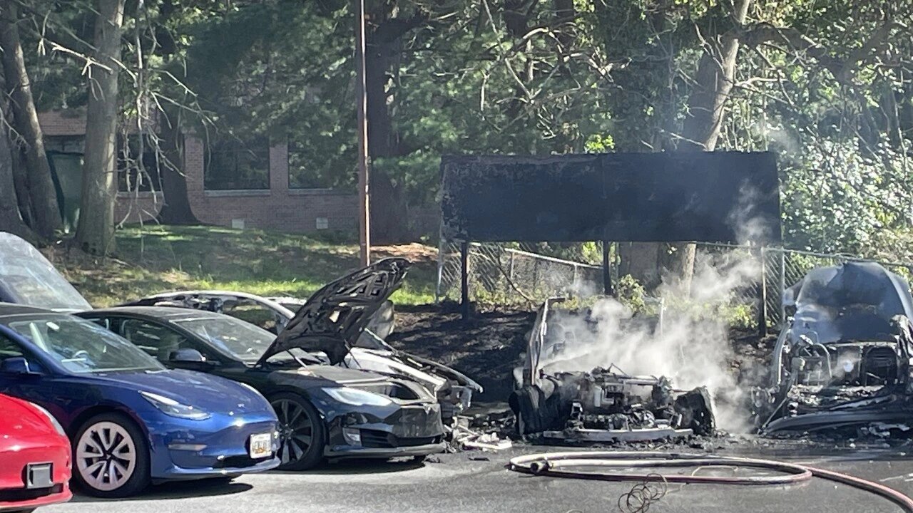 Izmir car fire spreads to parked vehicles, four cars left unusable