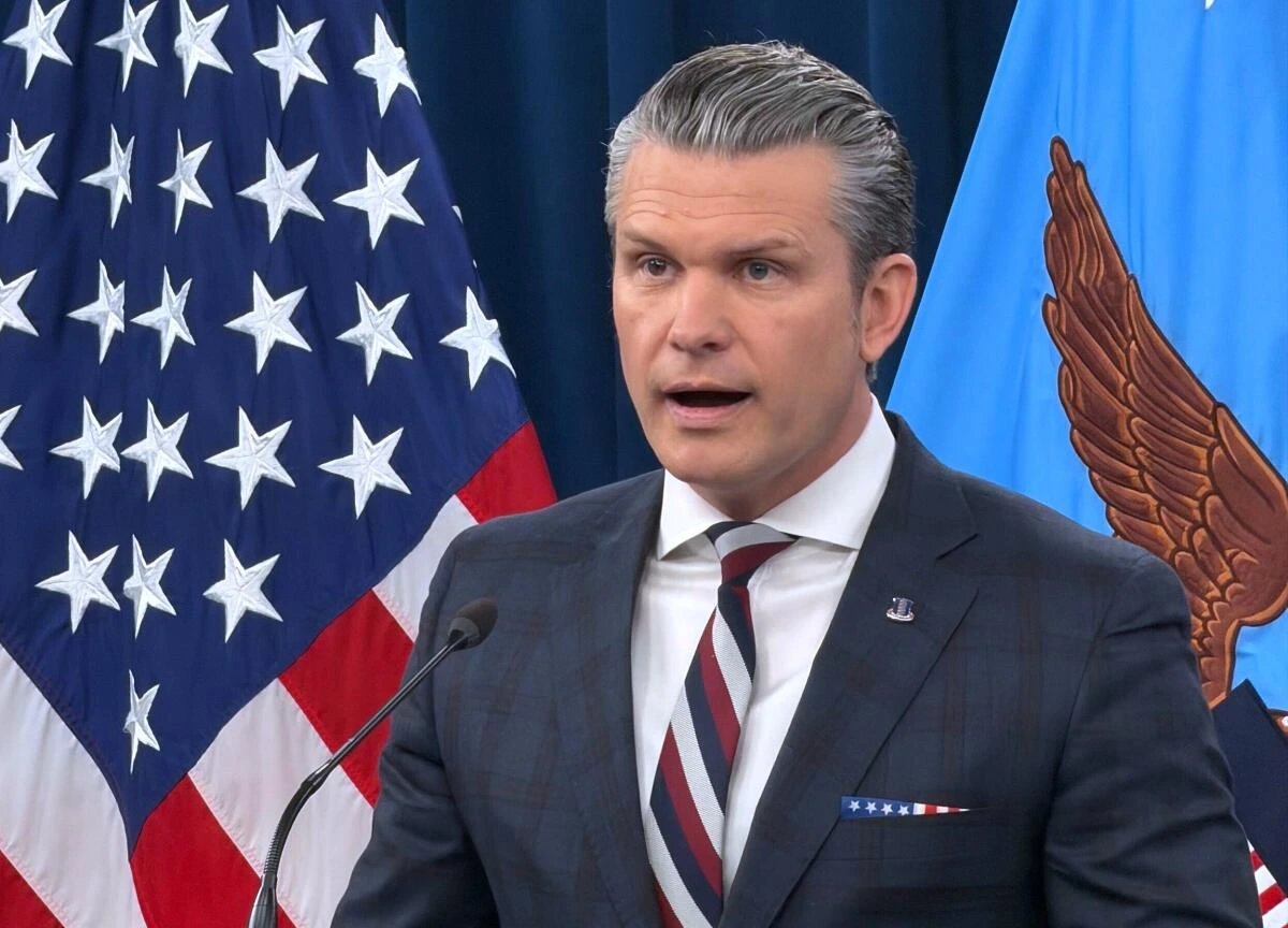 Шумер призвал отправить Хегсета в отставку после сообщений об условиях на USS Abraham Lincoln