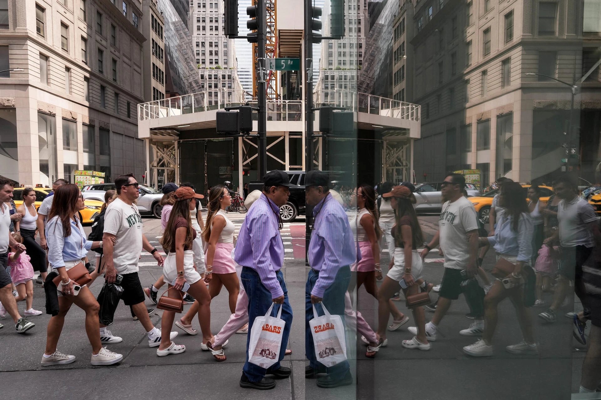 US shoppers tighten budgets but still splurge on treats and luxury