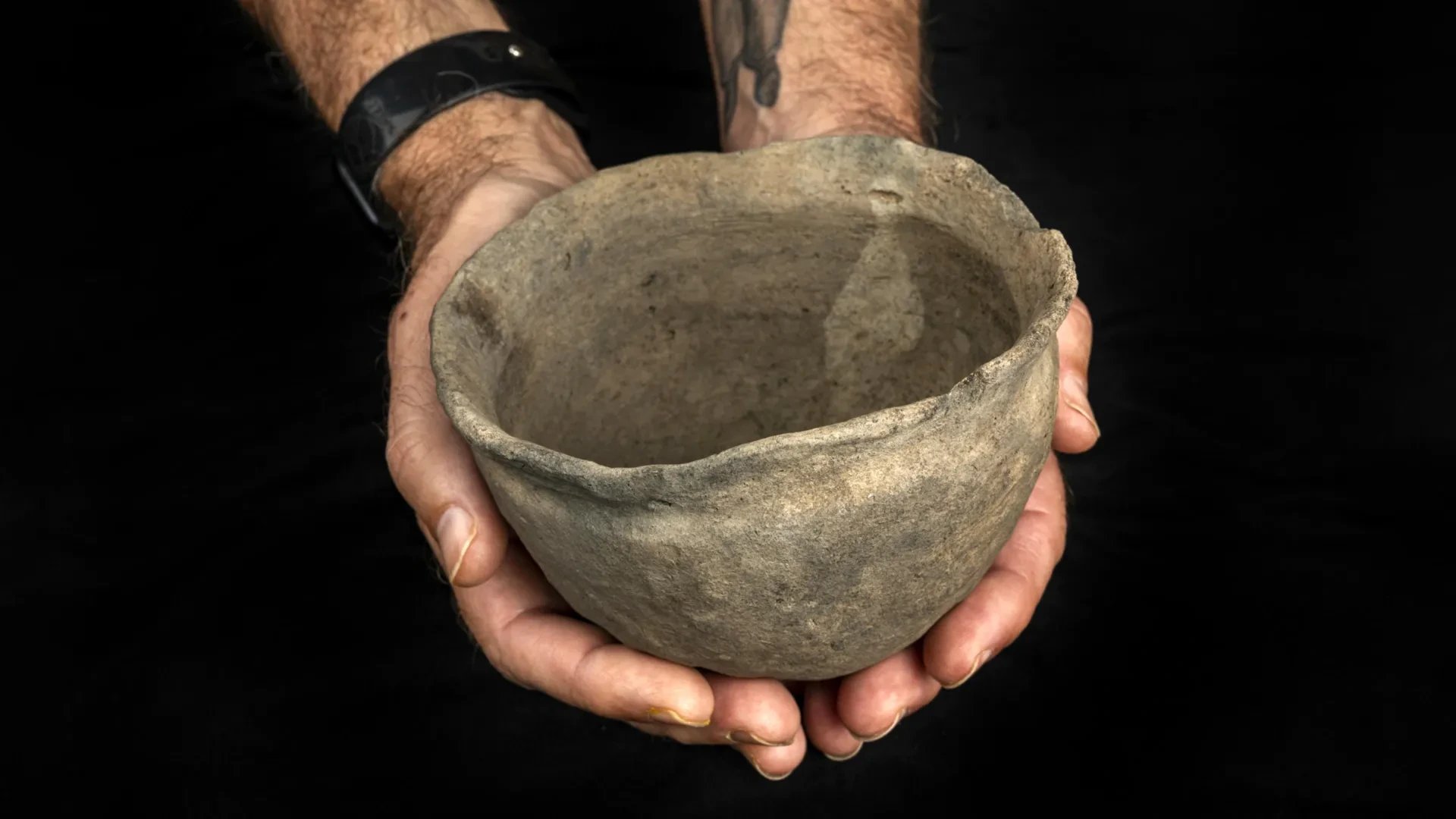 University of Florida students unearth intact 400-year-old Potano pot