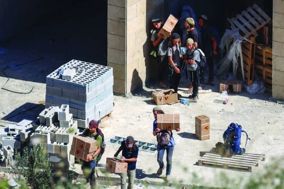 Workers on Kahramanmaraş earthquake housing climb roof in unpaid-wage protest