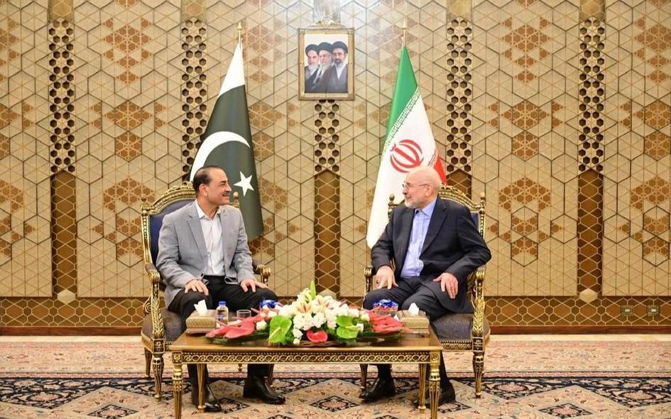 Pakistan army chief to visit Tehran for talks with Iran, Reuters reports