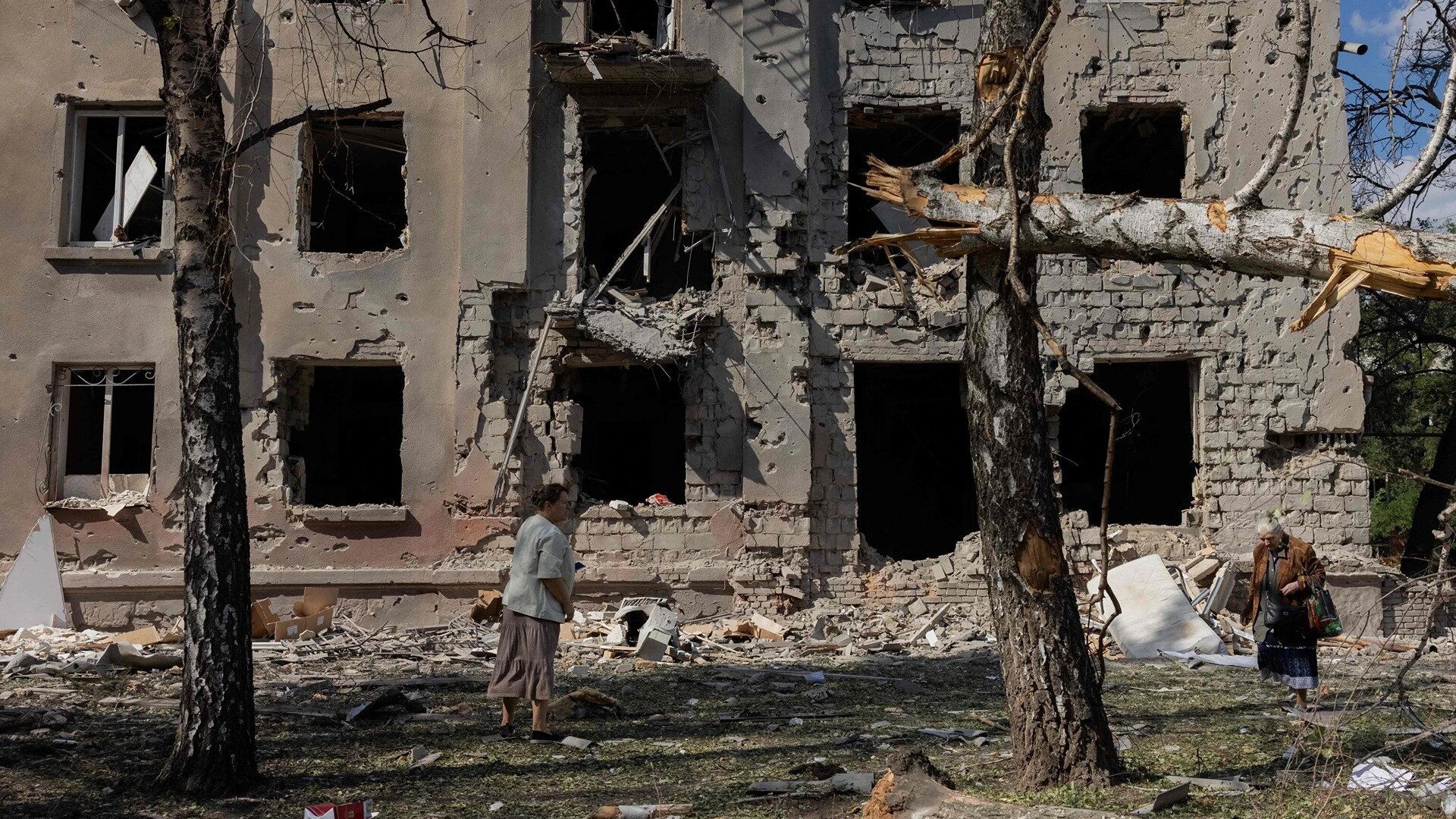 Russian strikes on Zaporizhzhia and Kharkiv kill three