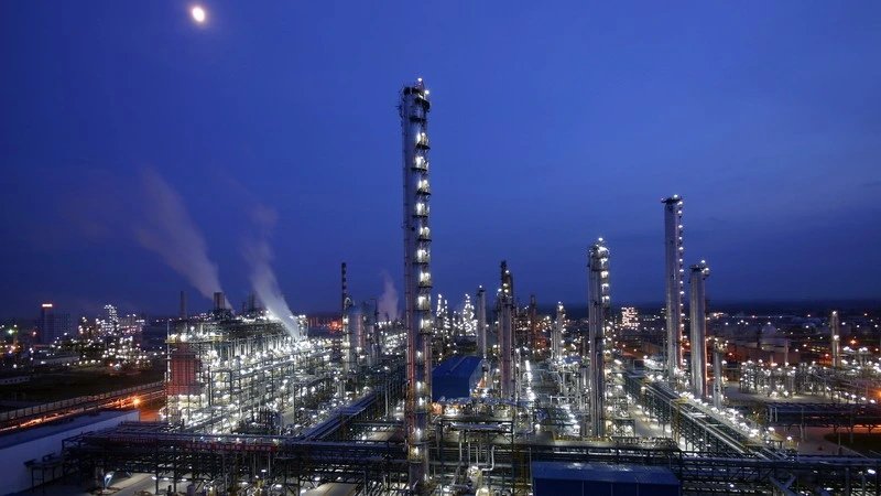 Sinopec shifts capital to new energy as China fuel sales fall 8.6%