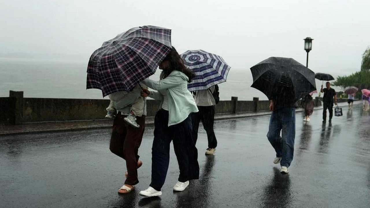 Typhoons Narra and Saudel force evacuation of 54,000 in Guangxi