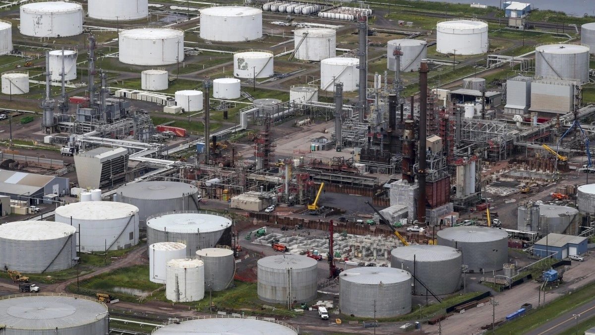 Canada Oil Sands Maintenance to Cut 300,000 bpd, Squeezing U.S. Refiners