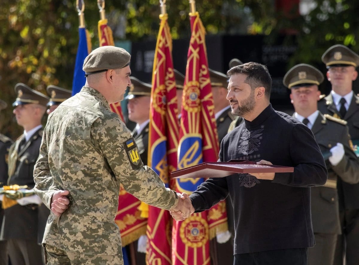 Ukrainian commander Vladyslav Polskyi rescues two wounded soldiers from kill zone