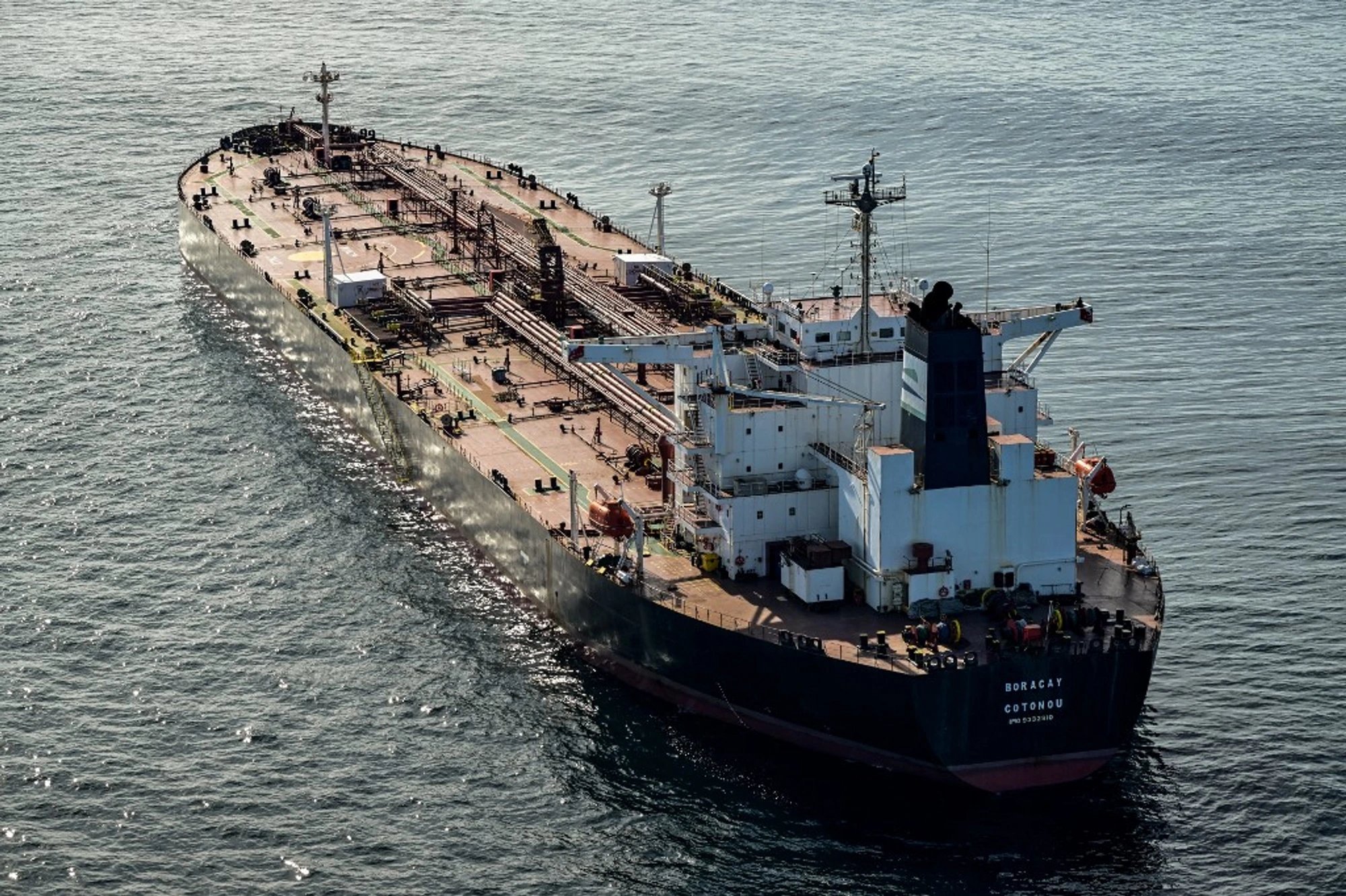 Танкер теневого флота Caroline Bezengi сел на мель у Омана, разлив нефти в морском заповеднике