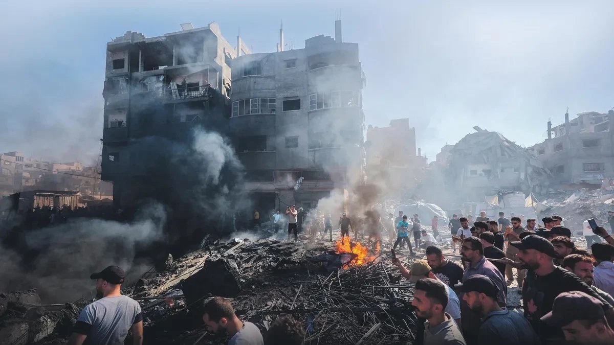 Haaretz reports Israeli army armed gangs attacking homes in Gaza