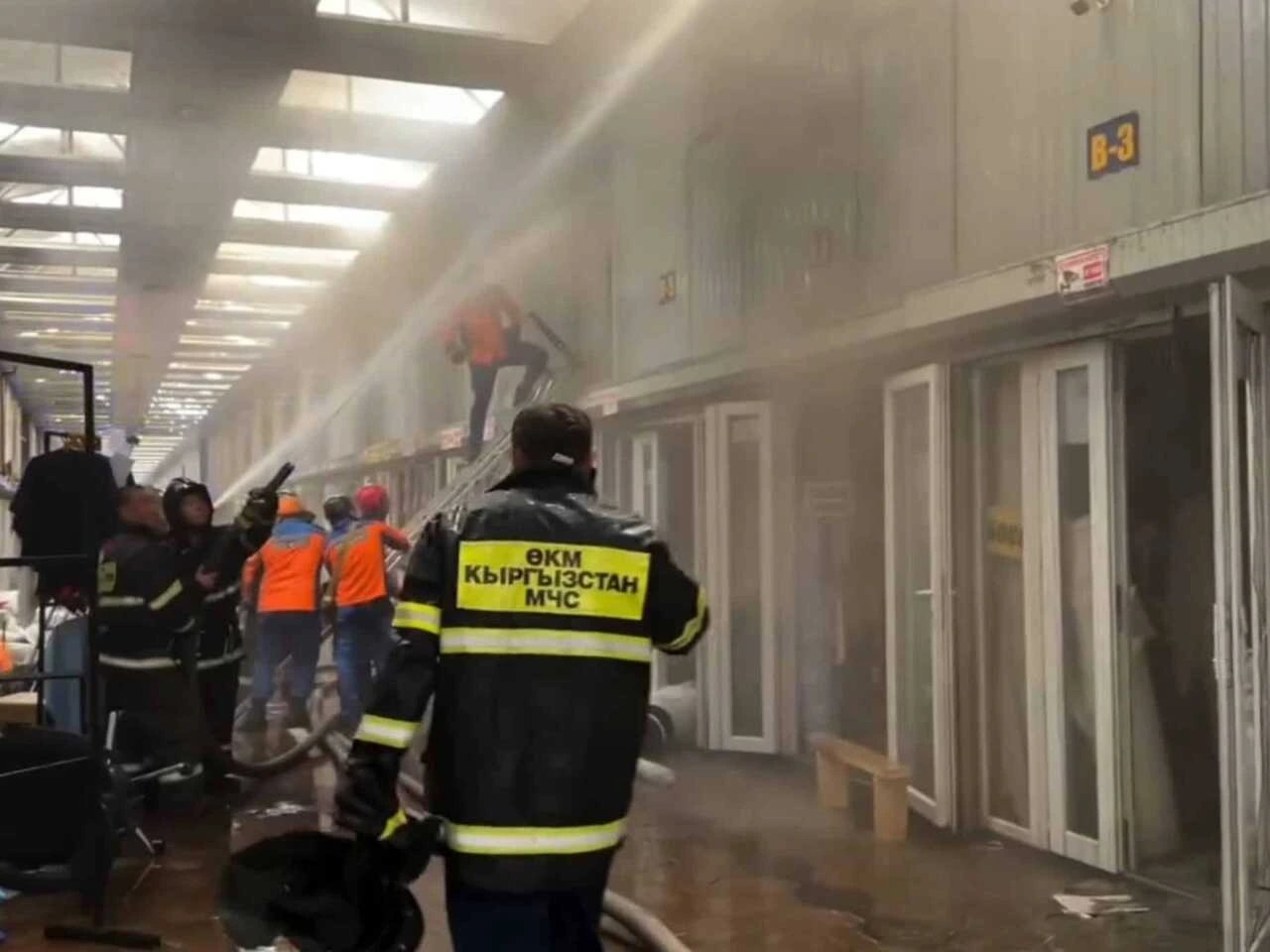 Бішкек мэрі «Мадина» базарындағы өрттен зардап шеккендерге көмек уәде етті