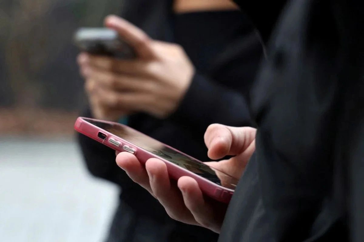 OECD finds teen reading at worst level this century amid screen time surge