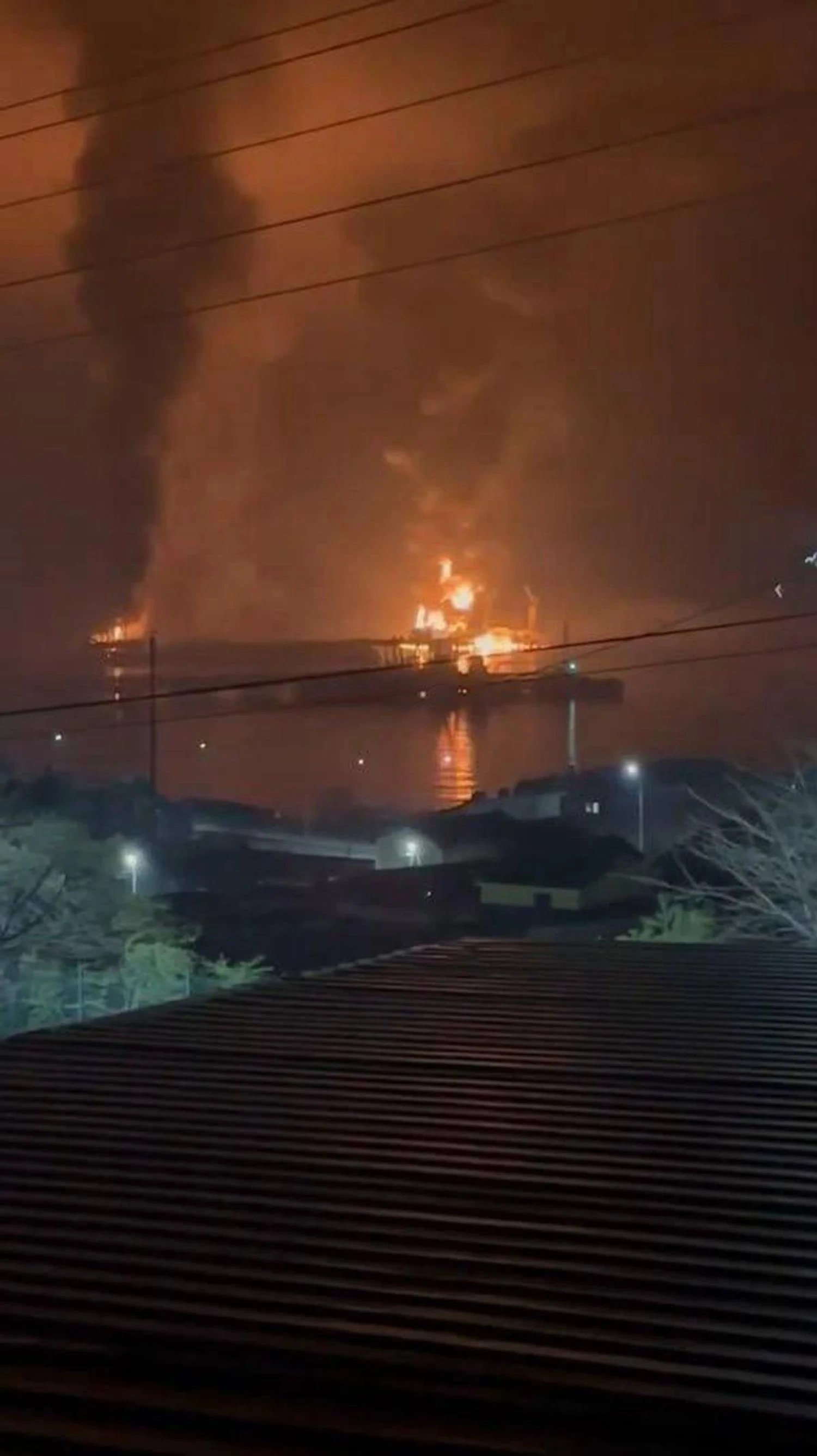 Drone debris sparks fire at Novorossiysk oil terminal and residential building