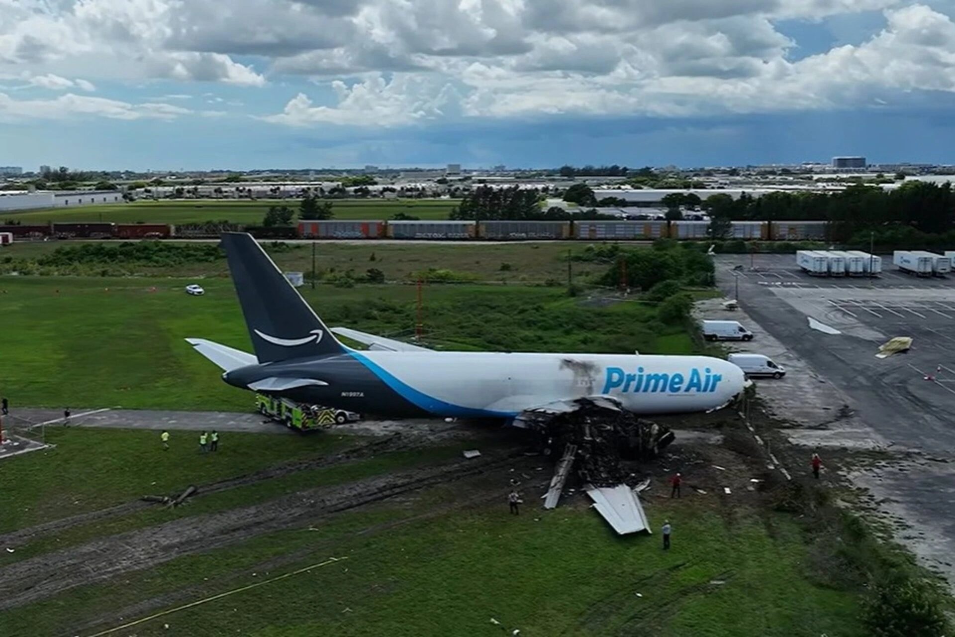 Пилот предупреждал о превышении скорости перед крушением Amazon Air в Майами, погибли пять человек