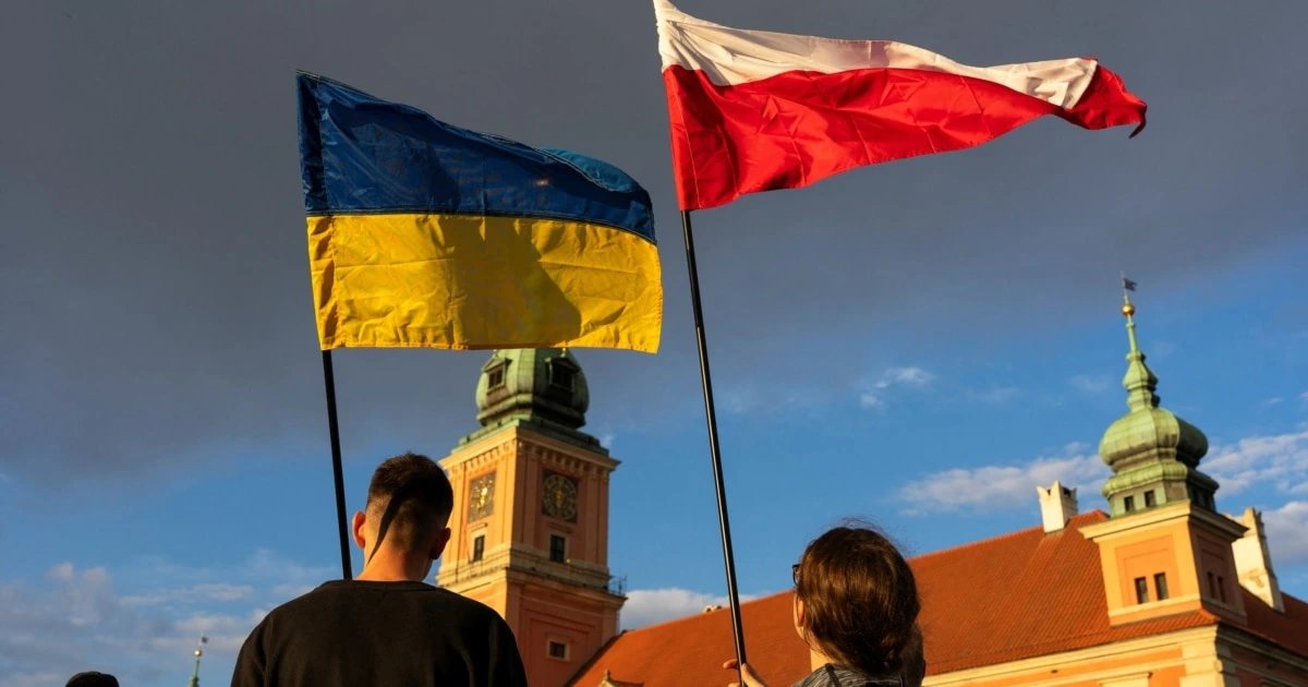Ukrainian refugee numbers in Poland drop 11% since April to 868,000