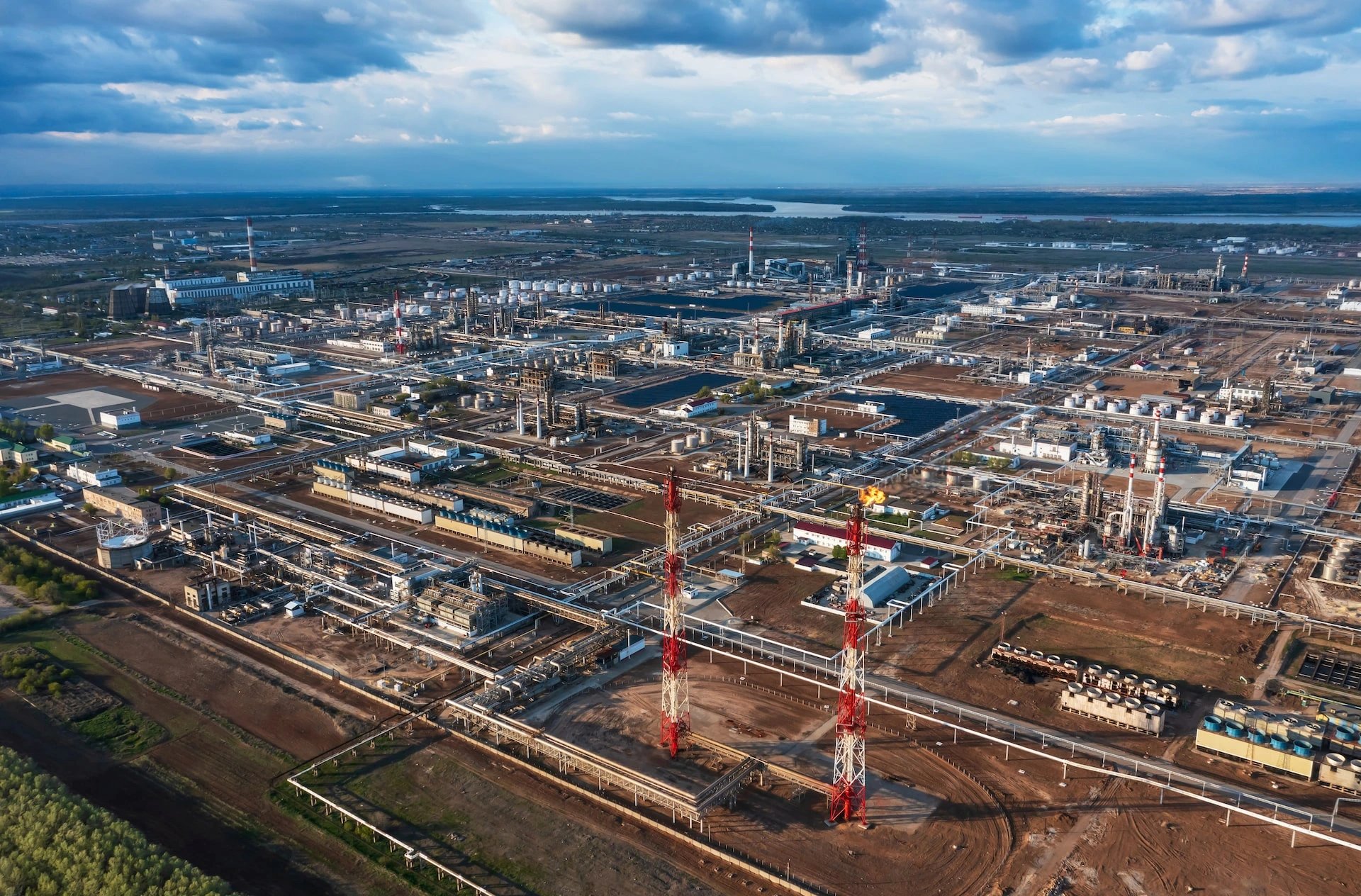 Дроны ВСУ атаковали НПЗ в Нижнекамске, погибли два человека