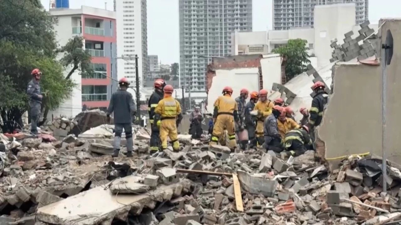 Five killed as abandoned building collapses onto São Paulo home