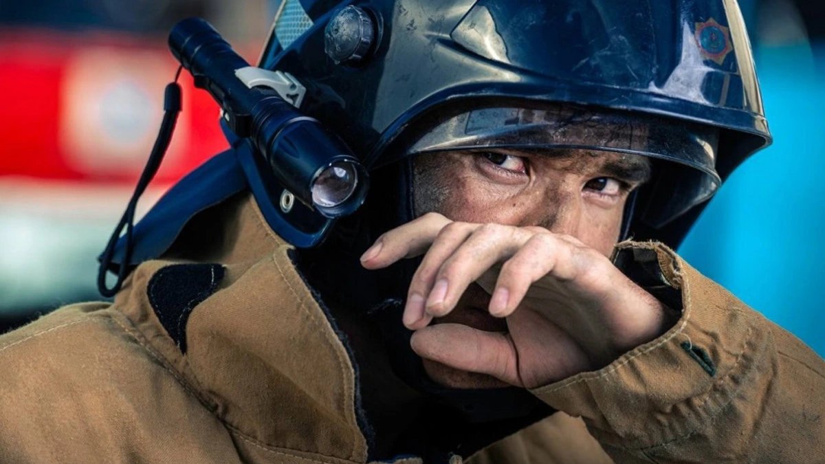 Karaganda firefighters evacuate 40 residents from burning 10-storey building