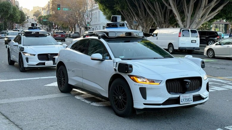 Миннеаполис предлагает обязать Waymo держать водителя за рулём