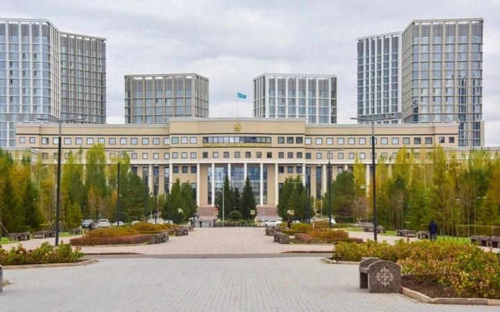 МИД Казахстана призвал граждан соблюдать визовые правила после инцидента с 200 студентами в США