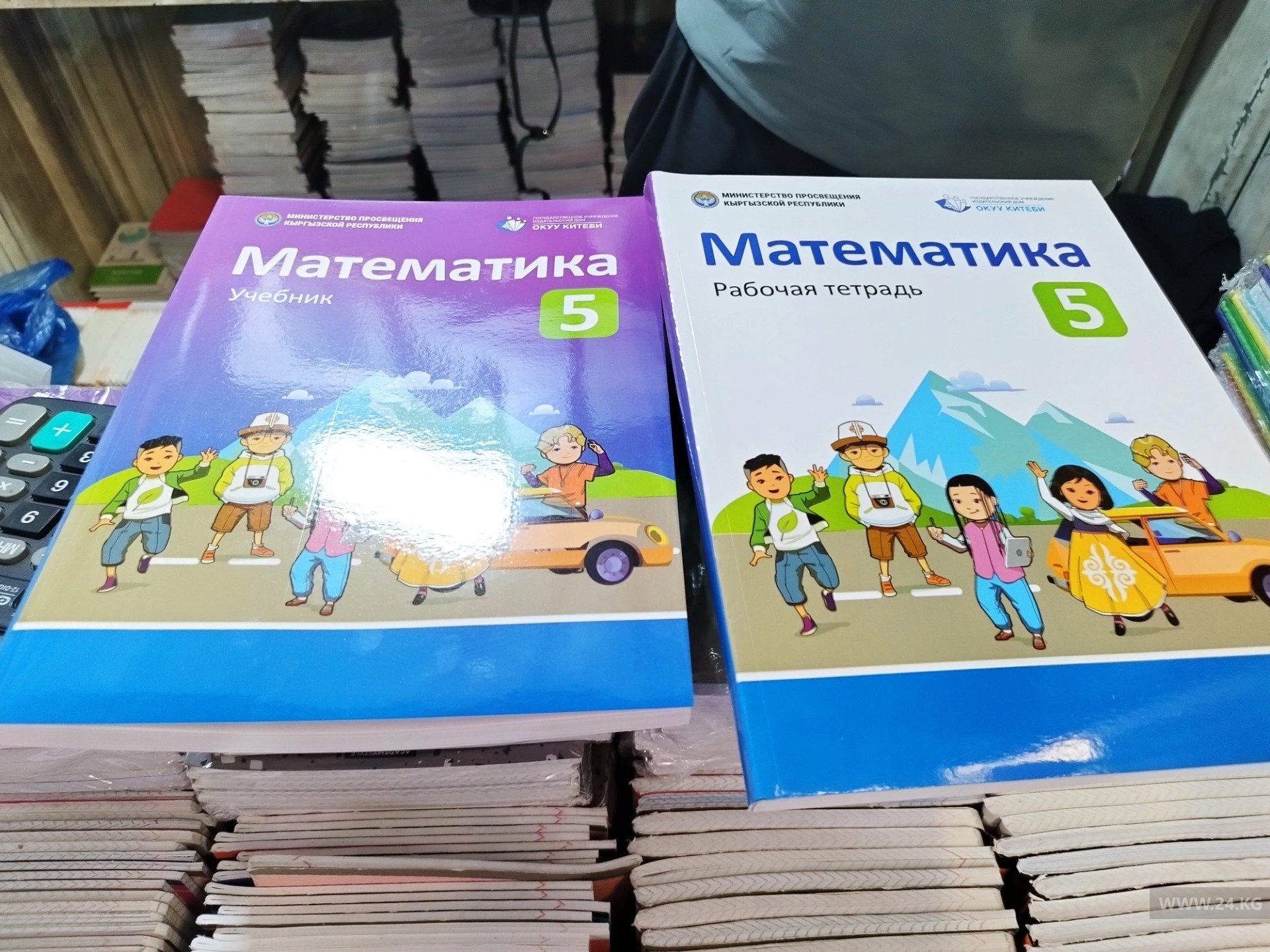 Скандал с учебниками в Кыргызстане: государственные книги продают на рынках при дефиците в школах