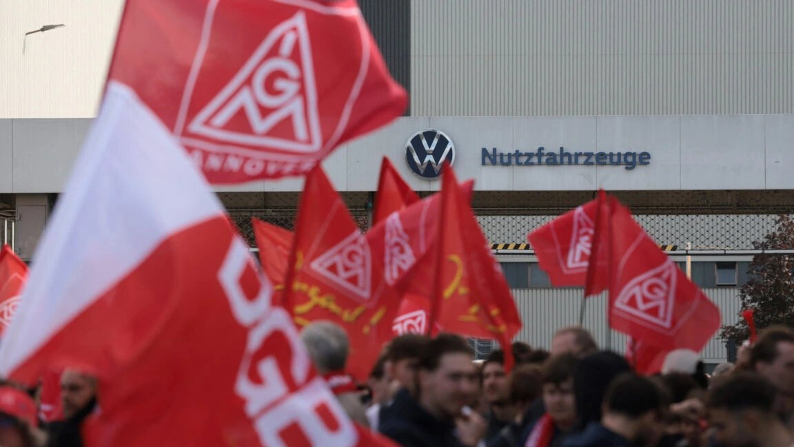 Рабочие автопрома Германии протестуют на фоне предупреждений VW и Mercedes-Benz о закрытии заводов