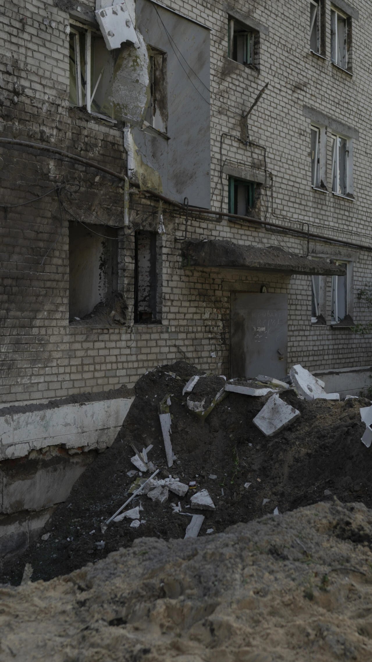 Russian air strikes kill five in Donetsk region, seven trapped under rubble