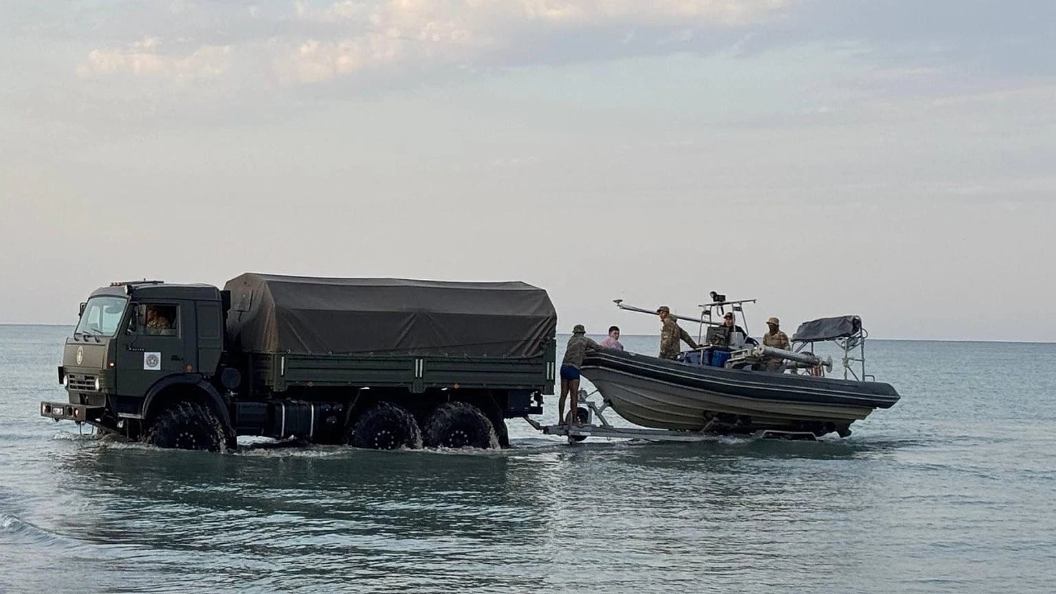 Волна унесла 14 морпехов во время учений на Каспии