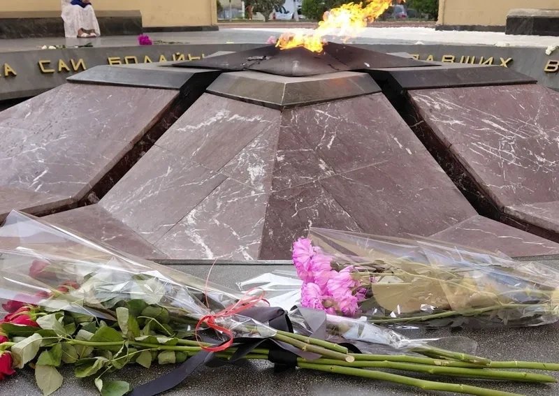 Актаусцы несут цветы к Вечному огню в память о 14 погибших моряках