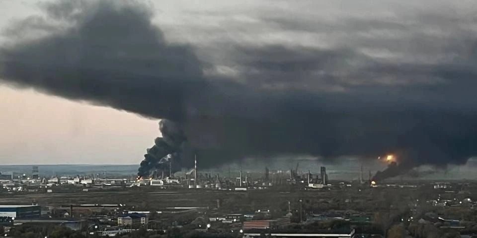 Удары дронов остановили до 22 НПЗ России, рынок топлива сжимается
