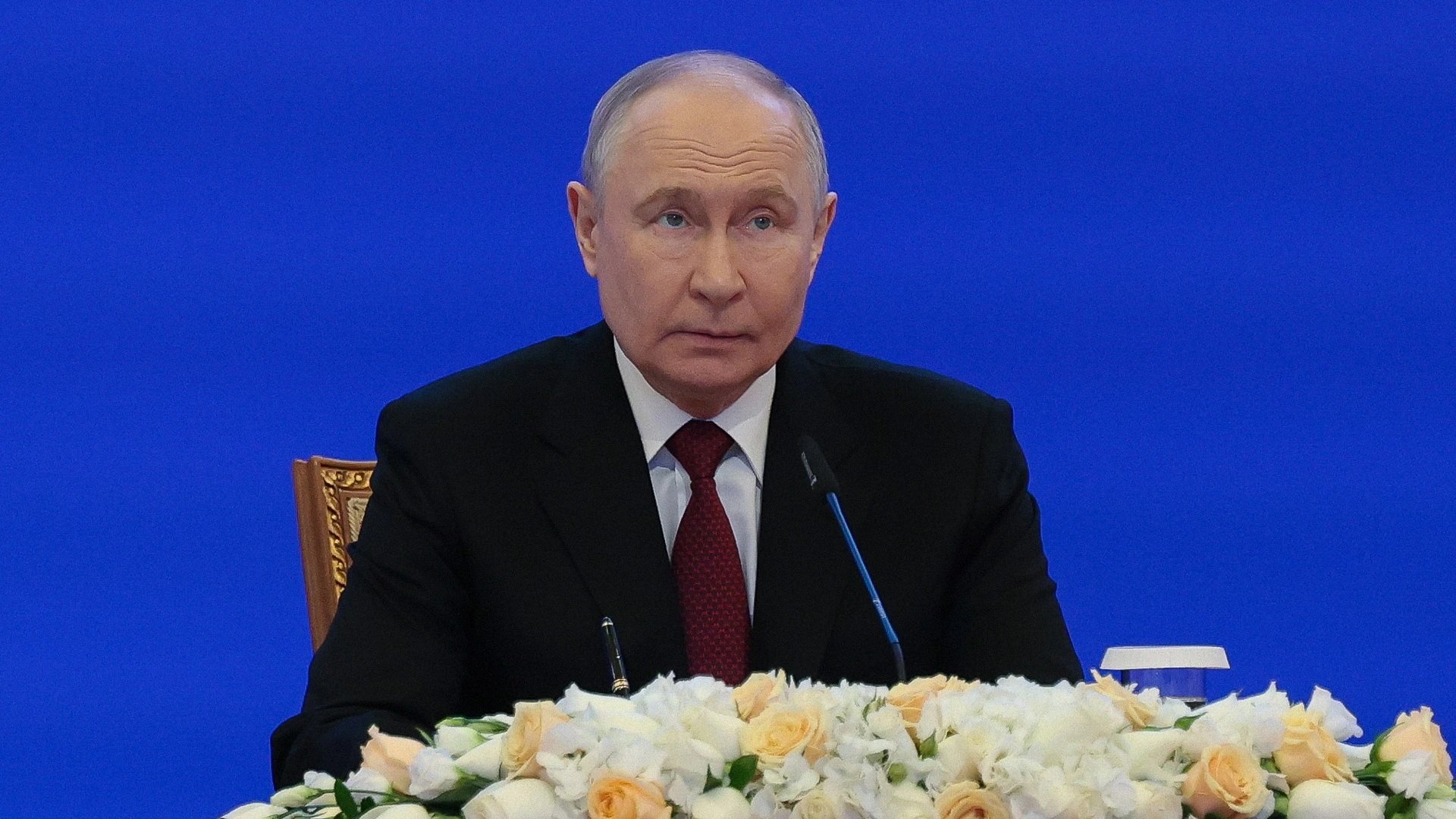 Putin bans Russians from taking over 1 million rubles in cash to Kazakhstan