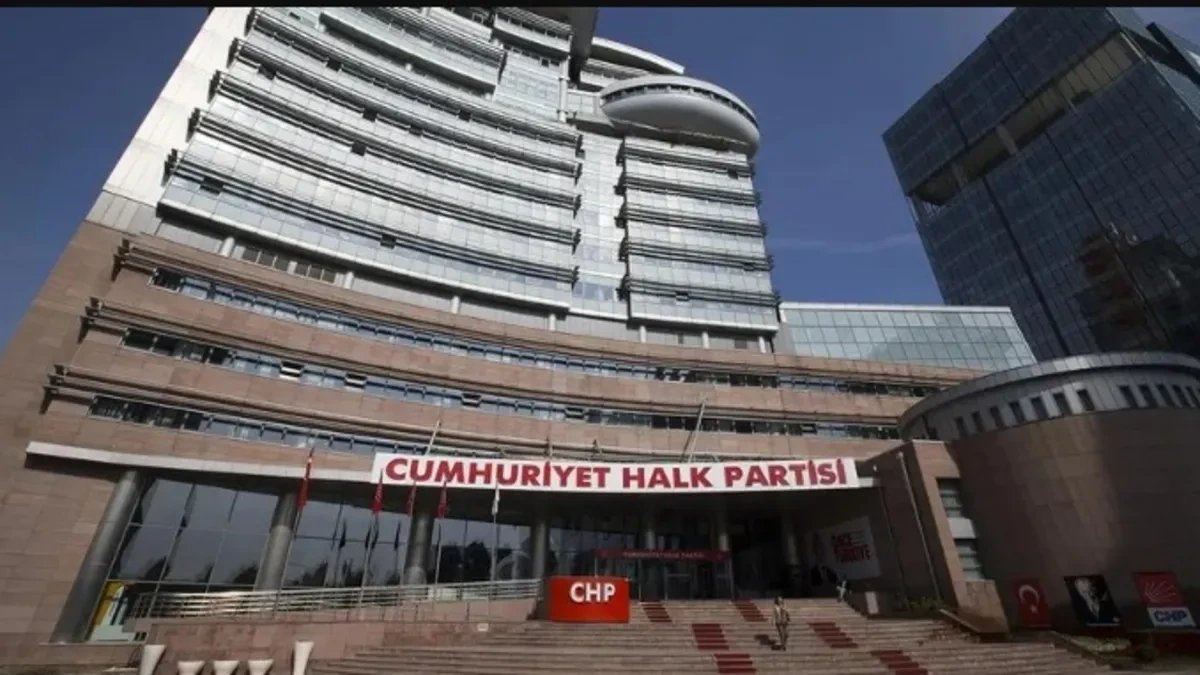 CHP expels three Istanbul district mayors over rival party work