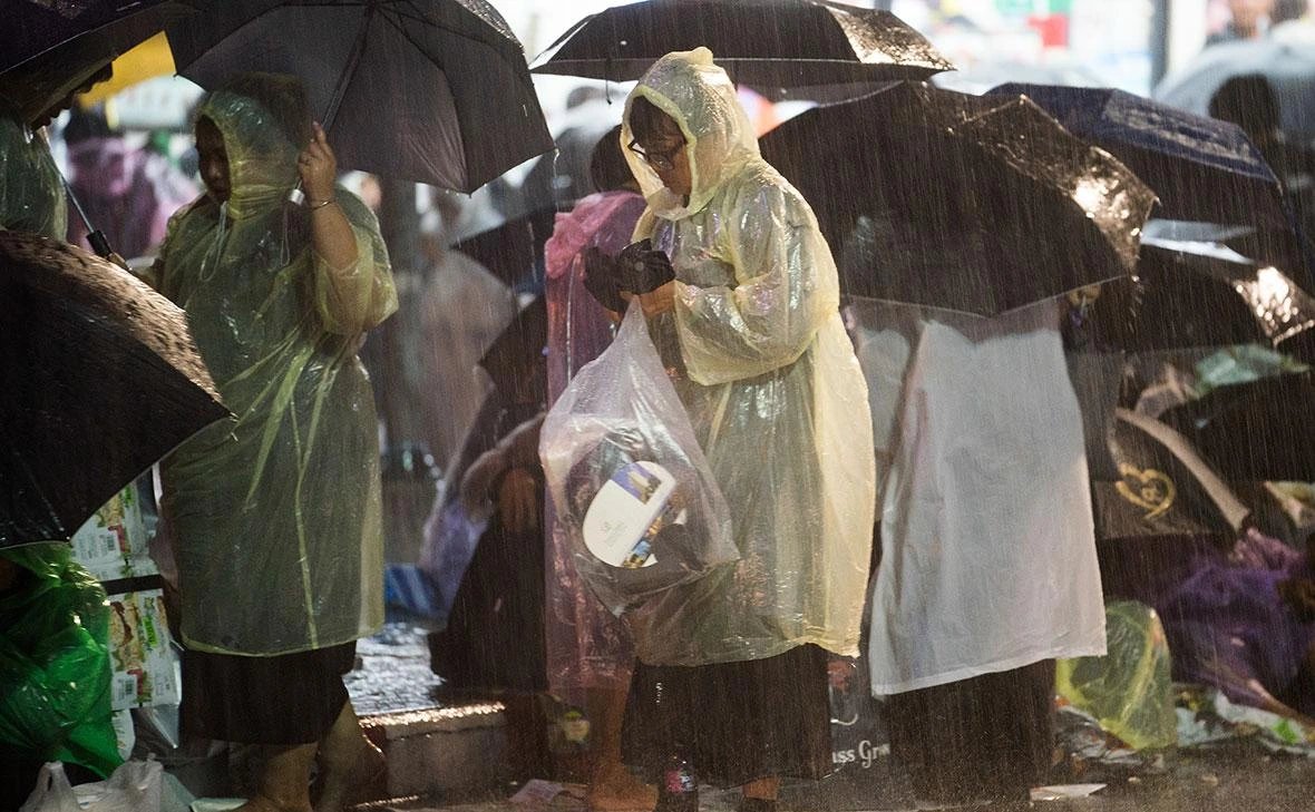 Bangkok floods kill 40, shut schools and disrupt Thai Airways