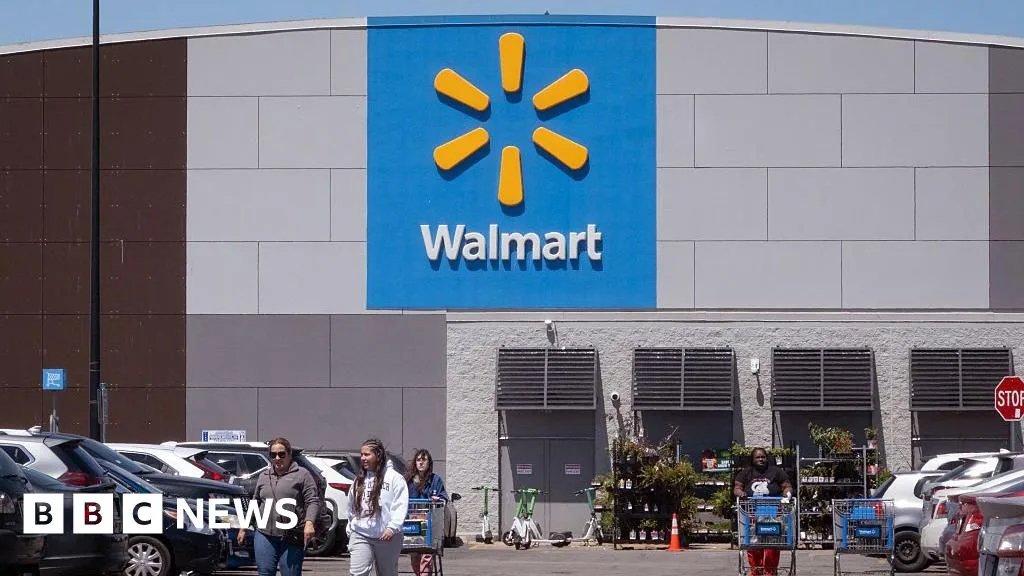 Walmart предупреждает о снижении расходов покупателей в США из-за роста цен на бензин