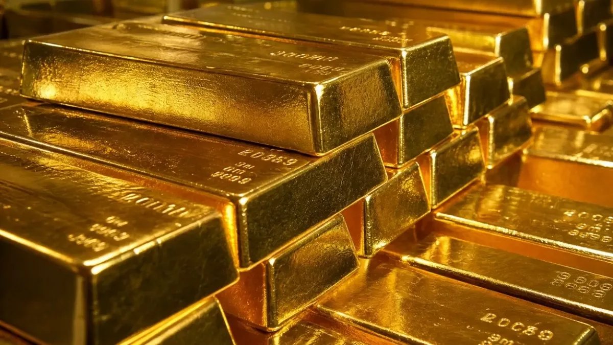 Gold dips as oil surge above $90 stokes rate hike fears