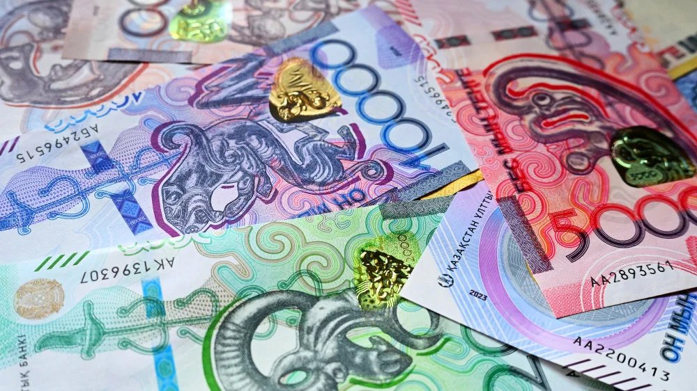 Казахстанцы могут увеличить доходность пенсии, передав накопления частным управляющим