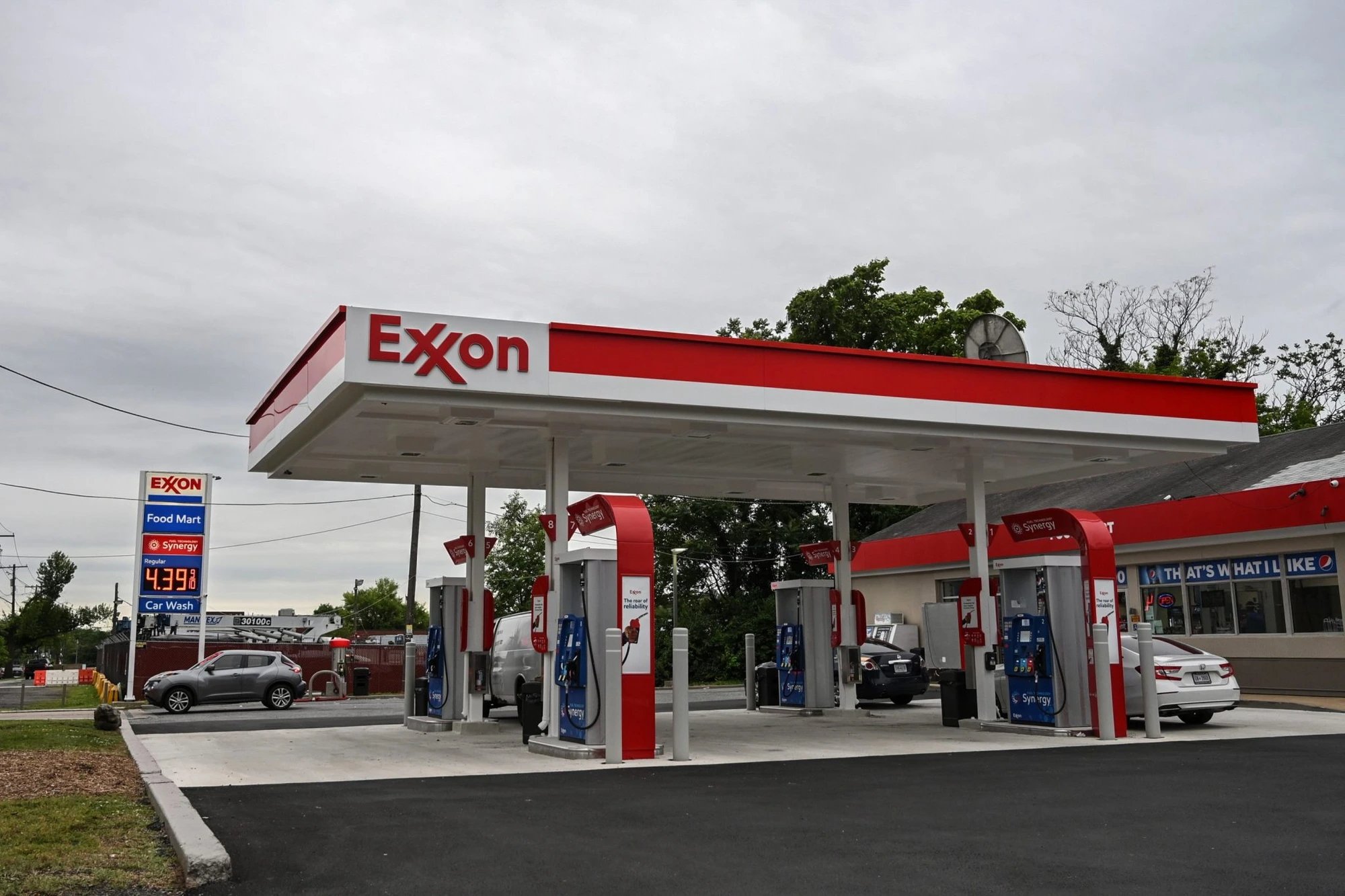 Exxon, Chevron: цены на топливо останутся высокими из-за нехватки НПЗ