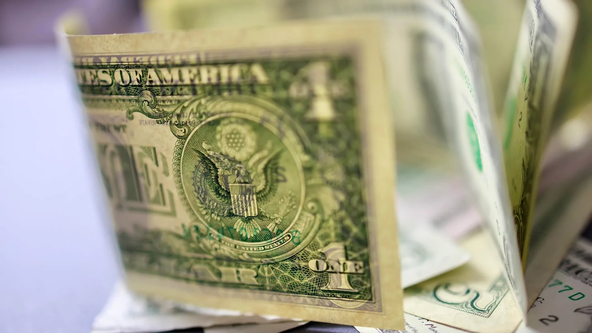 Казахстанцы вдвое увеличивают чистые покупки долларов до 126,5 млрд тенге в июне