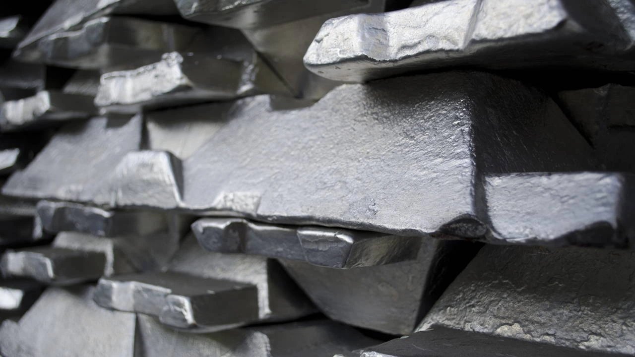 Өндіріс құлдырауы мен рекордты төмен қорлар алюминий бағасын алты апталық максимумға итермеледі