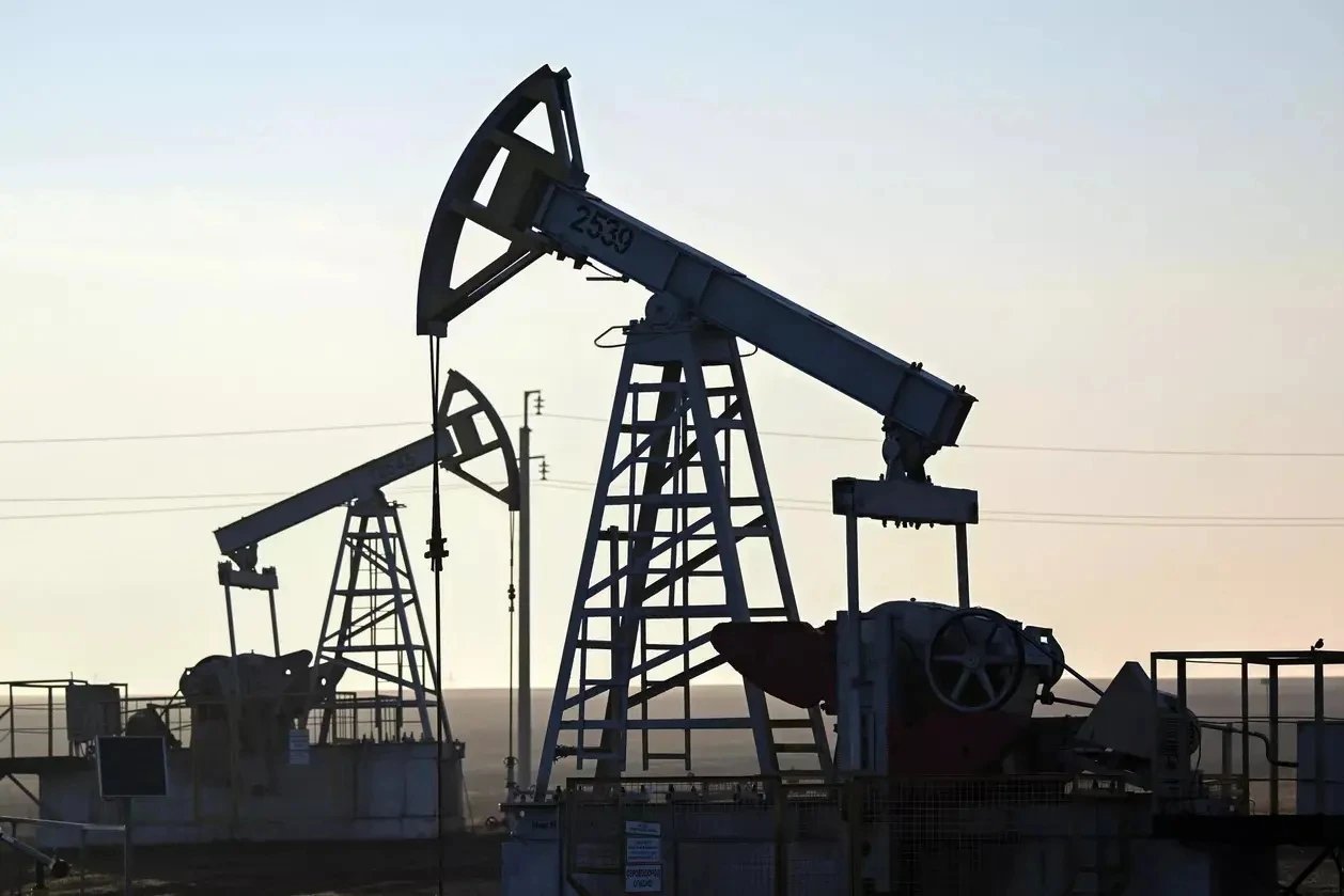 Russia oil refining falls to 3.6 mln bpd, lowest since 2002 amid strikes