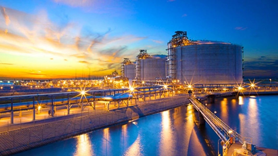 U.S. Energy Output Cushions Global Supply Shock From Hormuz Closure